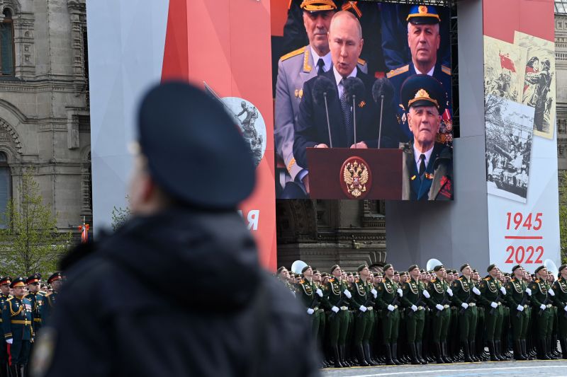 Na ekranie widać rosyjskiego prezydenta Władimira Putina wygłaszającego przemówienie podczas parady wojskowej z okazji Dnia Zwycięstwa w Moskwie 9 maja.