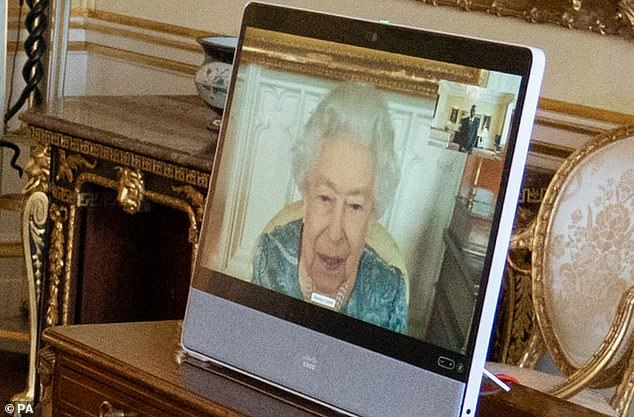 Królowa Elżbieta II, mieszkanka zamku Windsor, pojawia się dziś na ekranie za pośrednictwem łącza wideo podczas wirtualnej publiczności w Pałacu Buckingham w Londynie.