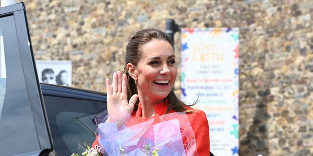 Kate Middleton z bukietem kwiatów opuszcza zamek Cardiff 4 czerwca 2022 r. w Cardiff w Walii.