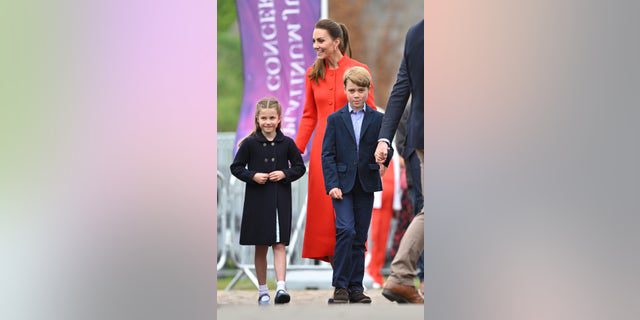 Kate Middleton, księżniczka Charlotte i książę George odwiedzają zamek w Cardiff podczas platynowego jubileuszu królowej Elżbiety.