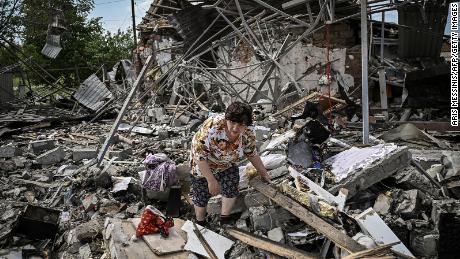 Mieszkańcy szukają rzeczy pod gruzami swoich domów po tym, jak 1 czerwca zamach zniszczył trzy domy w mieście Slovensk w regionie Donbasu we wschodniej Ukrainie.