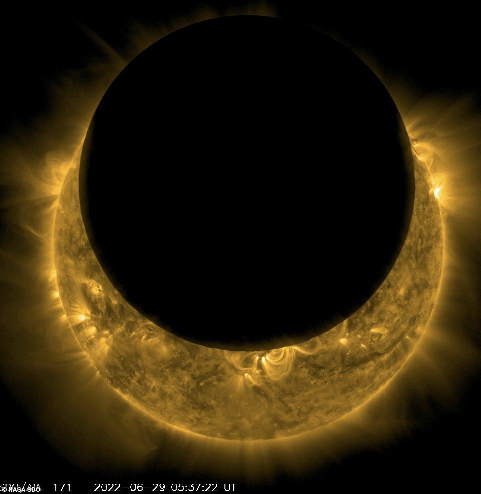 Solar Dynamics Observatory (SDO) sfotografowało księżyc przechodzący przed słońcem wczoraj około 5:20 GMT (1:20 ET).