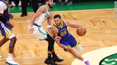 MVP Stephen Curry prowadzi Jasona Tatuma z Celtics do play-offs 6 w Bostonie.