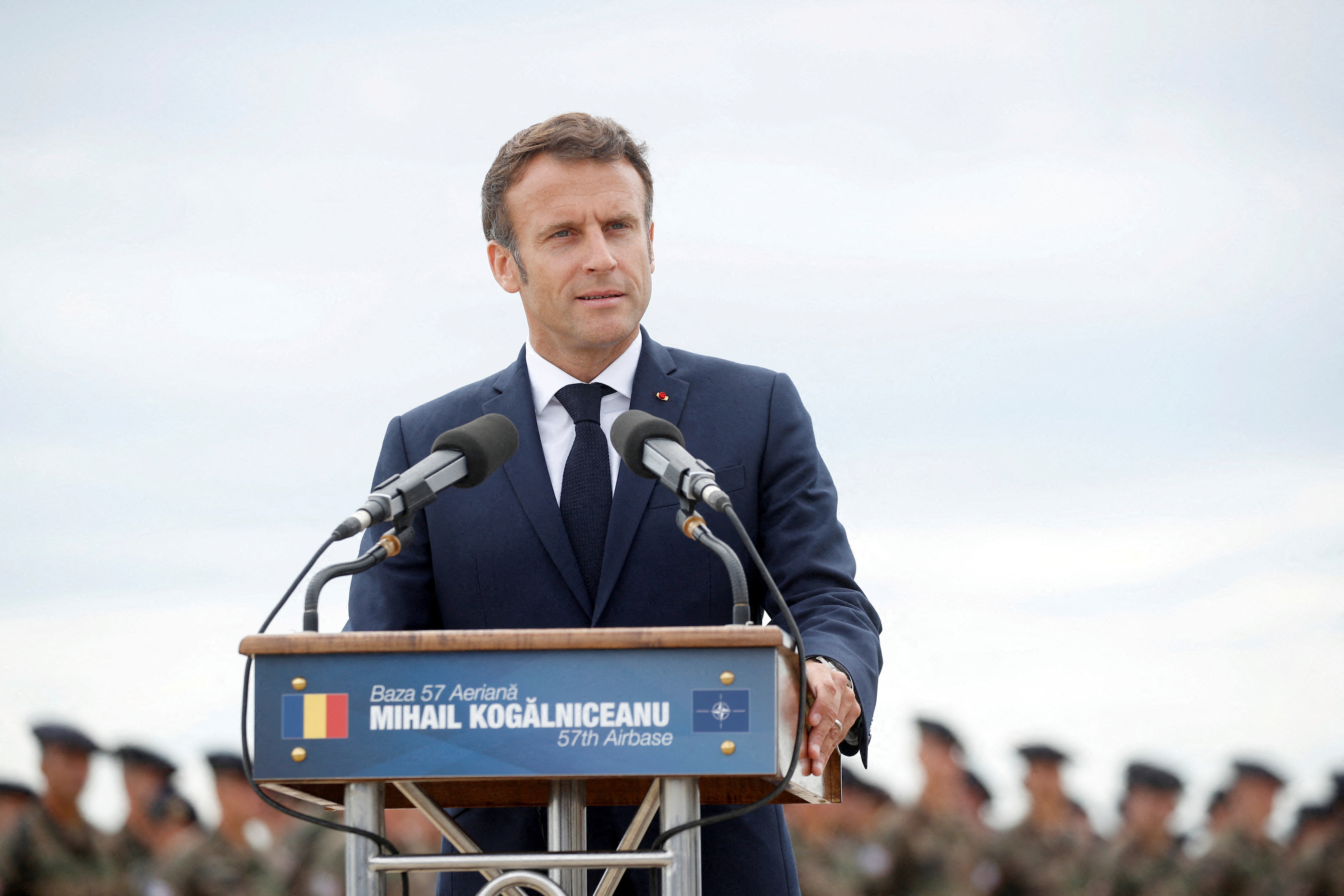 Prezydent Francji Macron spotyka się ze swoim rumuńskim odpowiednikiem Iohannisem w bazie NATO w Rumunii