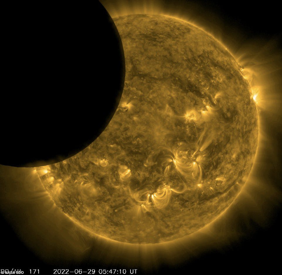 Solar Dynamics Observatory NASA przechwyciło obrazy częściowego zaćmienia Słońca z jego uprzywilejowanej pozycji w kosmosie - jedynego miejsca, w którym było widoczne.
