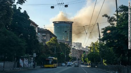 Dym unosi się po rosyjskim nalocie w rejonie Szewczenkiwskim w Kijowie 26 czerwca 2022 r. 