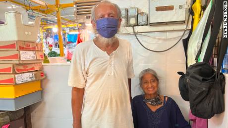 Sprzedawca kurczaków Muhammed Gillihar i jego żona w swoim sklepie w Singapurze.