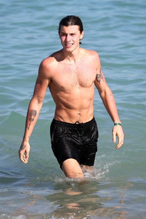 Piosenkarz Shawn Mendes wygląda gorąco, gdy wychodzi z oceanu podczas dnia na plaży w Miami.  06 stycznia 2022 N/z: Shawn Mendes.  Źródło obrazu: MEGA TheMegaAgency.com +1888505 6342 (MEGA818074_001.jpg) [Photo via Mega Agency]