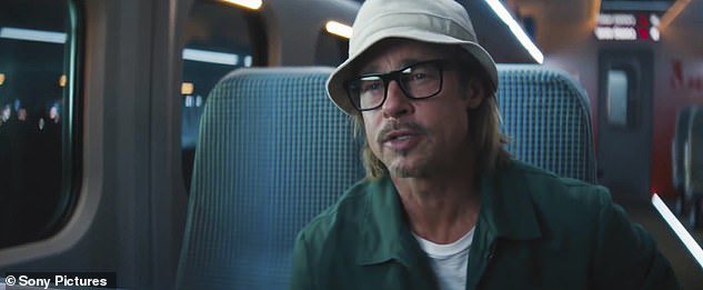 Na misji: Brad jest widziany w białym kapeluszu i zielonej koszuli na nieruchomym zdjęciu z filmu Bullet Train