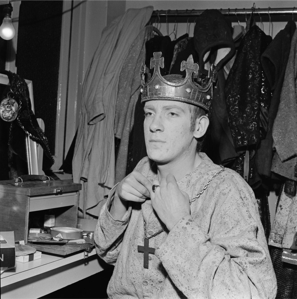 David Warner jako król Henryk VI w sztuce teatralnej "Wojny róż" w 1964 roku.