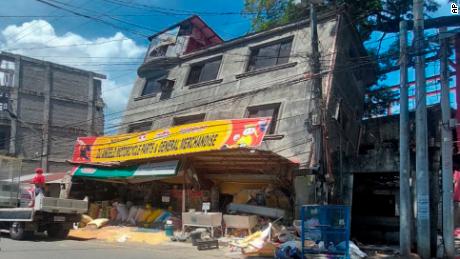 Uszkodzony budynek leżący na boku po trzęsieniu ziemi na Filipinach '  Gubernatorstwo Abra 27 lipca.