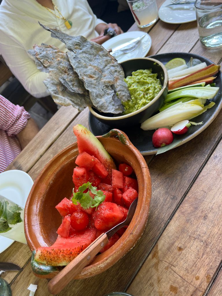 Salade de pastèque et guacamole sur l'île de Getano