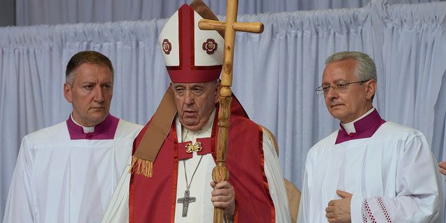 Papież Franciszek prowadzi mszę na stadionie Commonwealth Stadium w Edmonton w Kanadzie, 26 lipca 2022 r. 