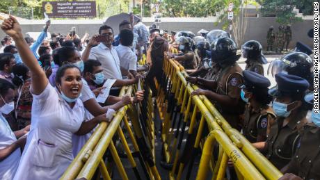Gdy na Sri Lance skończyło się paliwo, zaprotestowali lekarze i bankierzy 