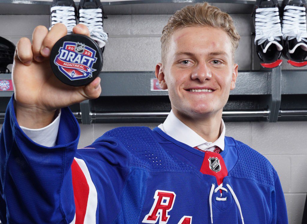 Adam Sikora uśmiechnął się po tym, jak został wybrany przez Rangers w drugiej rundzie NHL Draft.