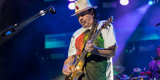 Gitarzysta Carlos Santana z Santany występuje na scenie w North Island Credit Union Coliseum 17 czerwca 2022 roku w Chula Vista w Kalifornii.  (Zdjęcie: Daniel Knighton/Getty Images)