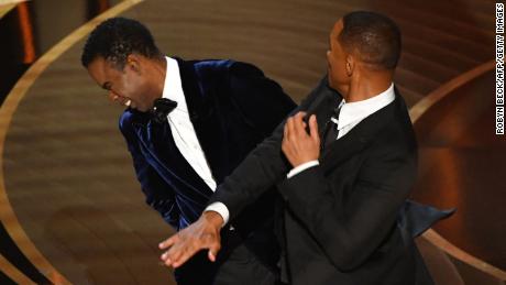 Will Smith i Chris Rock na scenie podczas rozdania Oskarów.