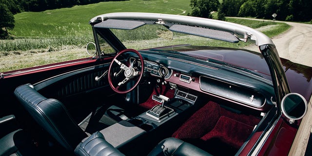 Wnętrze Mustanga to nowoczesna interpretacja oryginału.