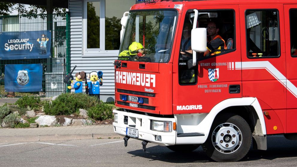 Zdjęcie: Wóz strażacki przejeżdża przez wejście do Legolandu, 11 sierpnia 2022 r. w Bawarii w Niemczech. 
