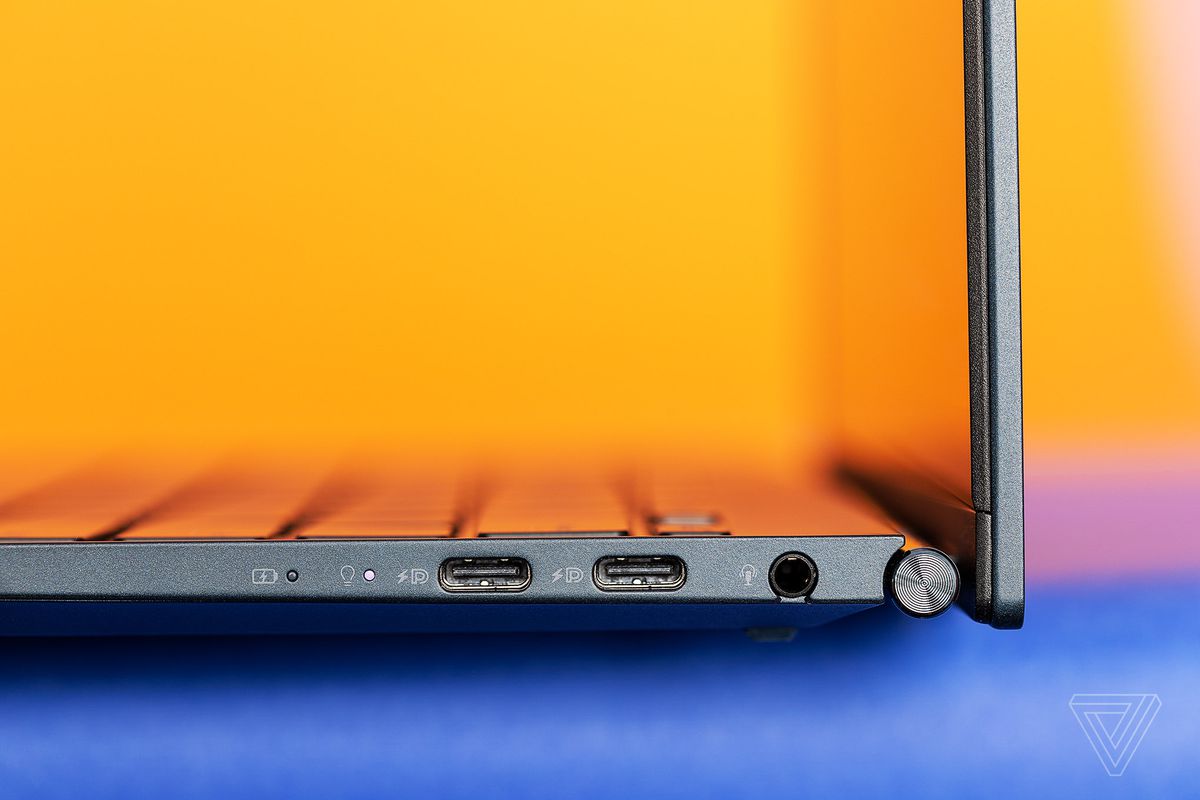 Porty znajdują się po prawej stronie Asus Zenbook S 13 OLED.