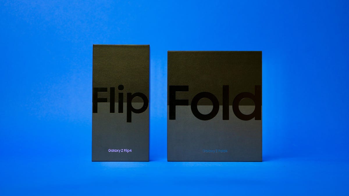 Pudełko Galaxy Z Flip 4 obok pudełka Z Fold 4