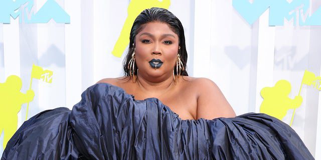 Lizzo założyła czarną sukienkę bez ramiączek na galę Video Music Awards w niedzielę