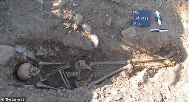 1000-letni szkielet odkryto w eliptycznym grobowcu w Portugalii.  Zespół wyodrębnił DNA ze szczątków, aby ujawnić, że mężczyzna miał zespół Klinefeltera.  Co się dzieje, gdy jest dodatkowy chromosom X