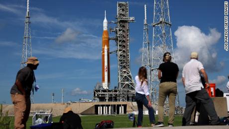 Fotografowie i reporterzy pracują w poniedziałek w pobliżu rakiety Artemis 1 NASA w Kennedy Space Center.  Wiele problemów uniemożliwiło późniejsze uruchomienie.