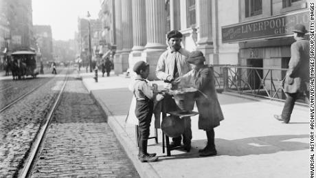 Stoisko z orzeszkami ziemnymi na West 42nd Street w Nowym Jorku, około 1905 roku.