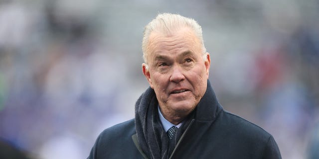 CEO/EVP i dyrektor personalny Stephen Jones z Dallas Cowboys śledzi działania przeciwko New York Giants na stadionie MetLife 30 grudnia 2018 r. w East Rutherford w stanie New Jersey.