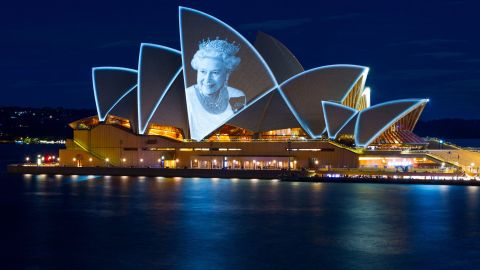 Portret królowej Elżbiety II spoglądającej z żagli opery australijskiej, 9 września 2022 r.