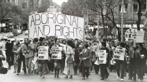 Protest przeciwko prawom do ziemi Aborygenów na Spring Street, Melbourne, 1971.