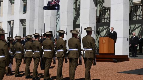 Premier Australii Anthony Albanese bierze udział w proklamacji króla Karola III na dziedzińcu Parlamentu 11 września 2022 r. w Canberze w Australii. 