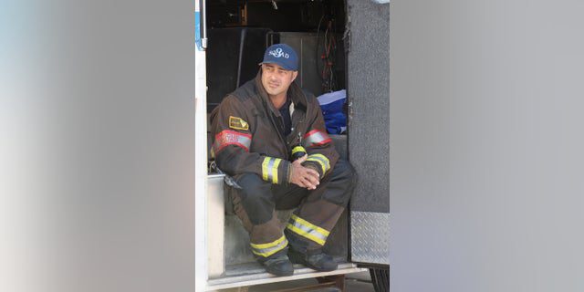 "Pożar w Chicago" Został przedstawiony w AA Rayner &  Dom pogrzebowy Synów w Oak Park.  Taylor Kinney gra porucznik Kelly Seyfried w popularnym programie NBC.