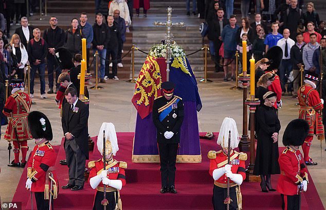 Potomkowie królowej Elżbiety II (zgodnie z ruchem wskazówek zegara od środka przodu) Książę Walii, Peter Phillips, James, wicehrabia Severn, księżniczka Eugenie, książę Sussex, księżniczka Beatrice, Lady Louise Windsor i Zara Tindall trzymają czuwanie