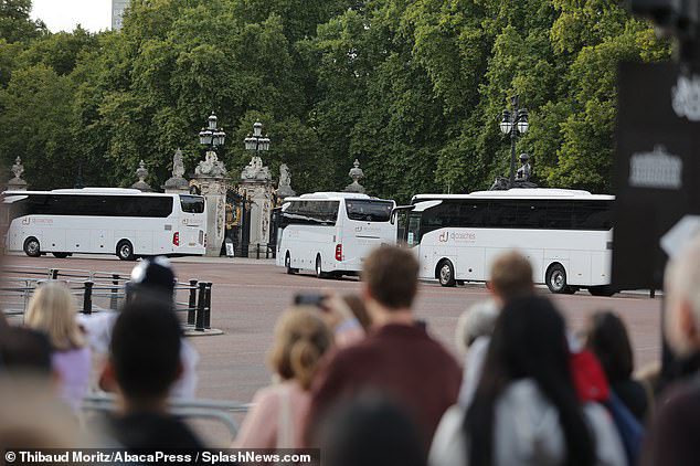 Głowy państw przyjeżdżają autobusem do Pałacu Buckingham, by spotkać się z królem Karolem III w Londynie – jedynym światowym przywódcą, który przyjechał innymi środkami transportu, jest prezydent USA Joe Biden, któremu pozwolono przebywać w prezydenckim samochodzie – potwór