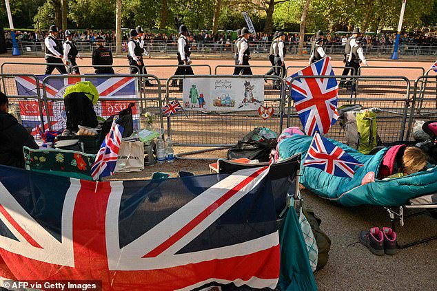 Część tłumu obozowała w centrum handlowym w pobliżu Pałacu Buckingham przed niedzielnym pogrzebem