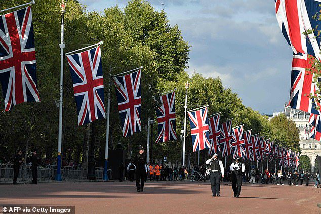 Funkcjonariusze policji miejskiej widziano patrolujących Pałac Buckingham w niedzielę przed pogrzebem królowej