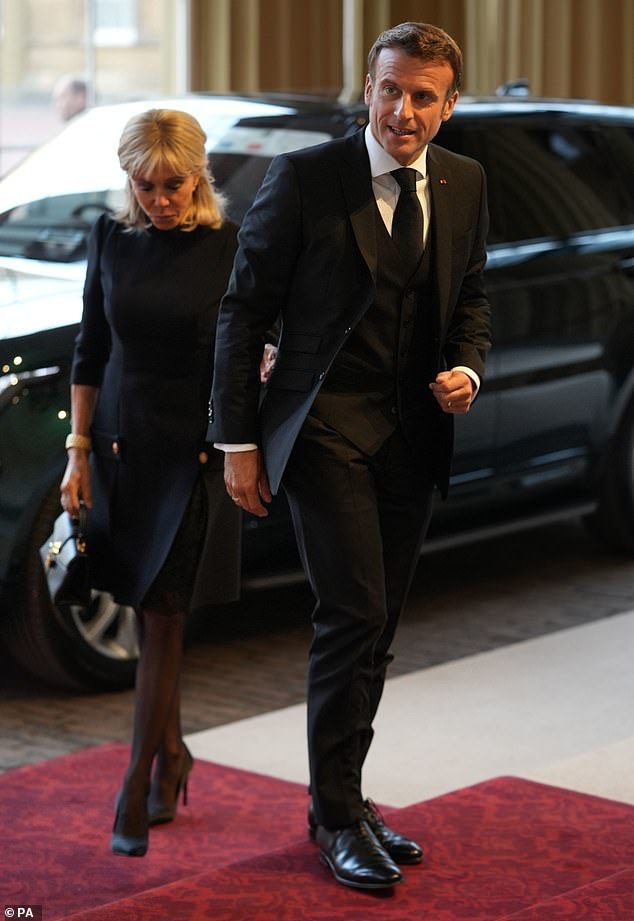 Prezydent Emmanuel Macron (z prawej) i jego żona Brigitte (z lewej) przybywają, aby wziąć udział w lśniącym przyjęciu państwowym, które odbędzie się w galerii portretów i mieszkaniach rządowych i będzie obejmować napoje i przekąski.