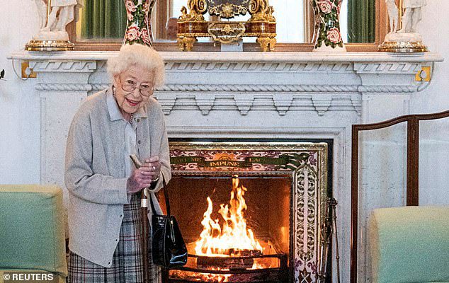 Królowa Elżbieta została sfotografowana czekając w salonie przed przyjęciem nowej premier Liz Truss w jej ostatniej przed śmiercią