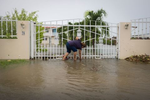 Kobieta odgruzowuje swoją zalaną posiadłość w Salinas w poniedziałek.