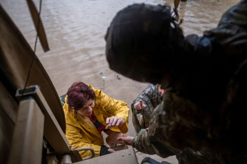 W poniedziałek członkowie Portorykańskiej Gwardii Narodowej ratują kobietę, która utknęła w swoim domu w Salinas.