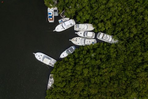 Łodzie są zabezpieczone przez namorzyny, gdy Fiona zbliża się w sobotę do Cabo Rojo w Portoryko.