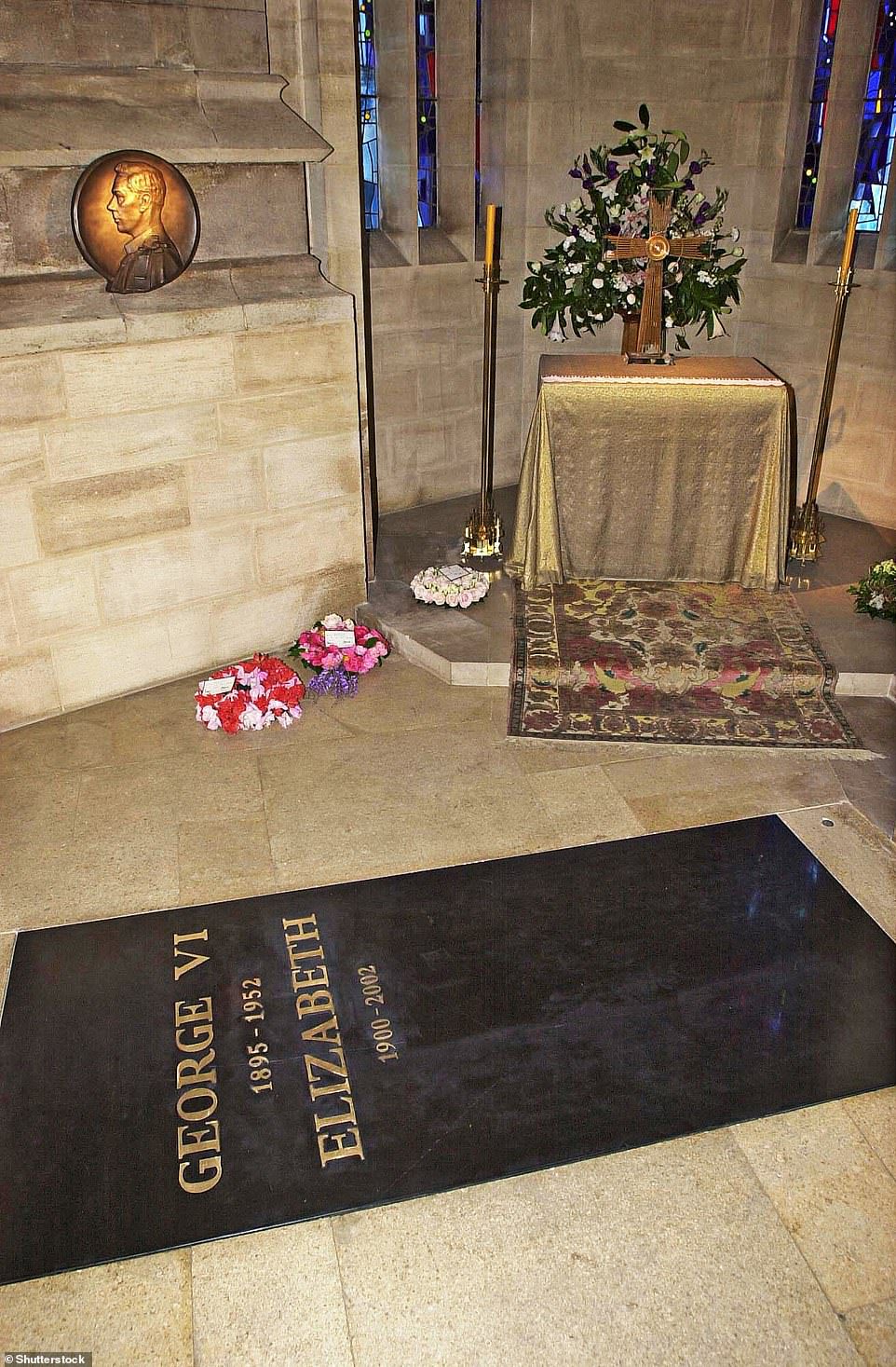 Jej Wysokość Królowa jest pochowana wraz z mężem, księciem Filipem i jej rodzicami, królem Jerzym VI i królową Elżbietą, królową matką.  Na zdjęciu: kamień w kaplicy św. Jerzego VI w kaplicy św. Jerzego w Windsorze, gdzie w 2002 r. pochowana jest Królowa Matka