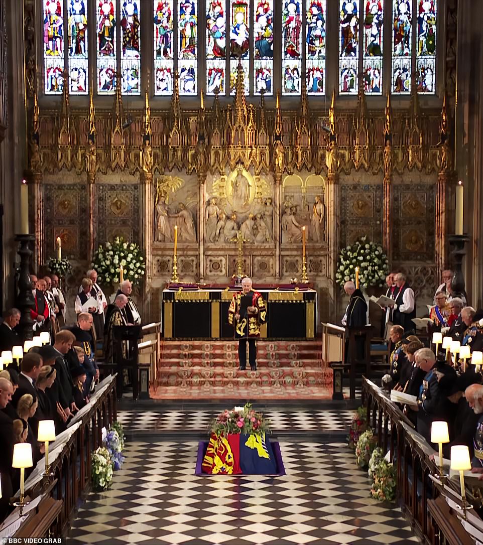Trumna królowej Elżbiety II została opuszczona pod kaplicą św. Jerzego w Windsor podczas jej nabożeństwa w poniedziałkowe popołudnie.