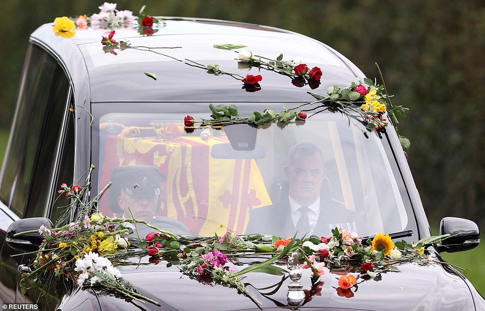 Po przybyciu królowej do Windsor w poniedziałkowe popołudnie członkowie publiczności rzucali kwiaty i bukiety kwiatów, które okrywały królewski raj.