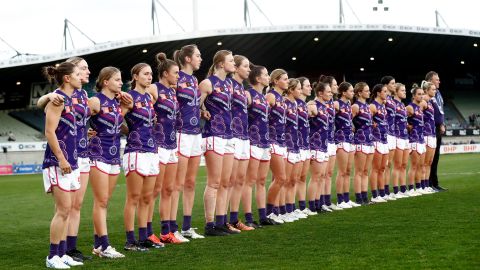 Gracze Fremantle Dockers ustawiają się przed meczem AFLW z Western Bulldogs w Melbourne, 9 września 2022 roku.