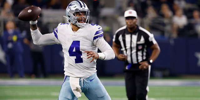 Rozgrywający Dallas Cowboys Dak Prescott (4) rzuca podanie w drugiej połowie meczu NFL przeciwko Tampa Bay Buccaneers w Arlington w Teksasie, niedziela, 11 września 2022 r.