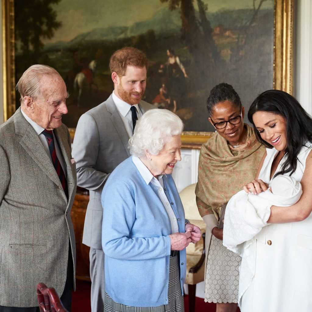 Książę Harry i jego żona Meghan prezentują swoje nowonarodzone dziecko, Archie Harrison, królowej i księciu Filipowi w 2019 roku.