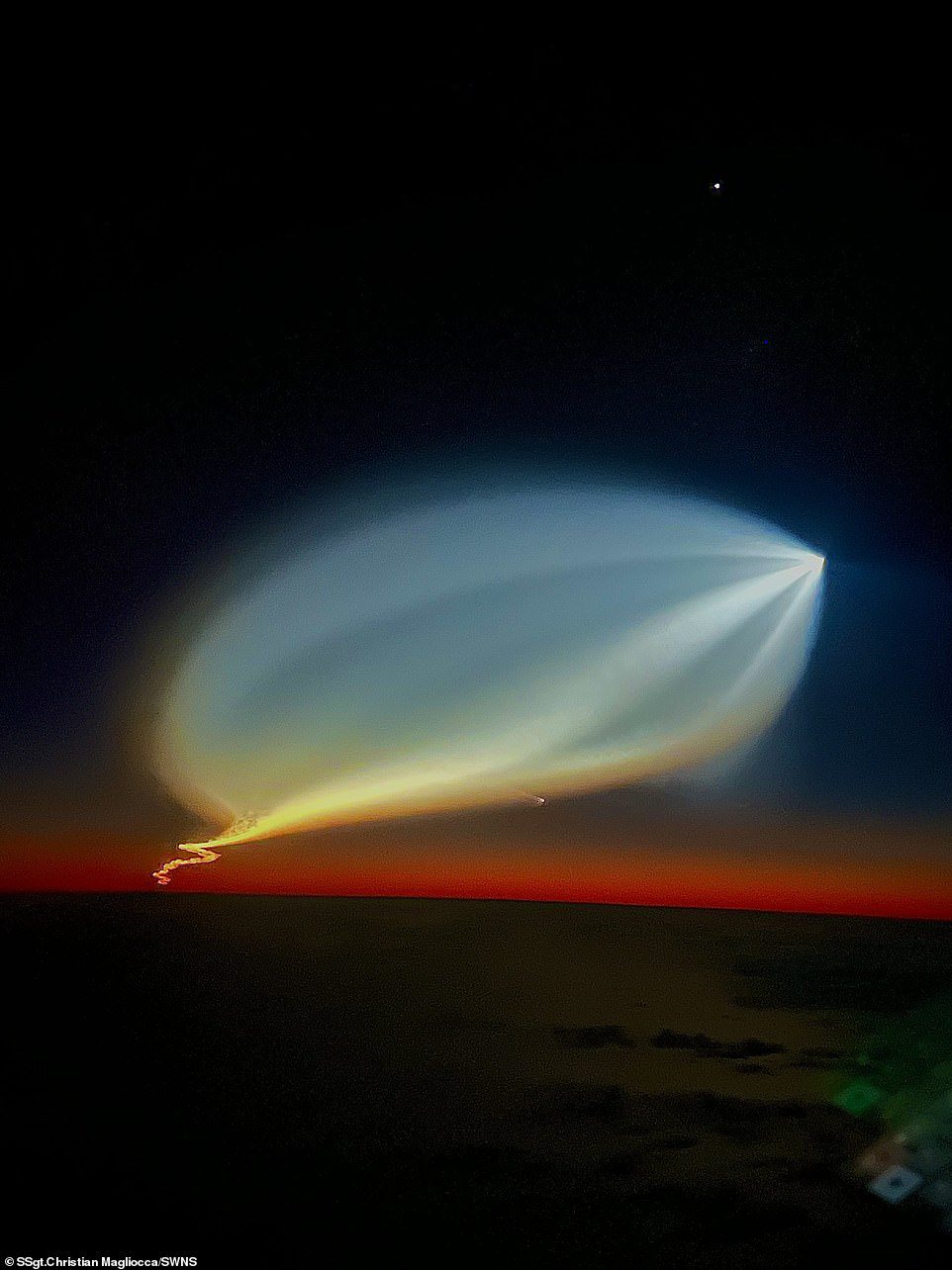 Genialne: może mieć dziwny, podobny do UFO wygląd, ale rozkwit światła na niebie jest w rzeczywistości częścią opadu po wystrzeleniu rakiety SpaceX